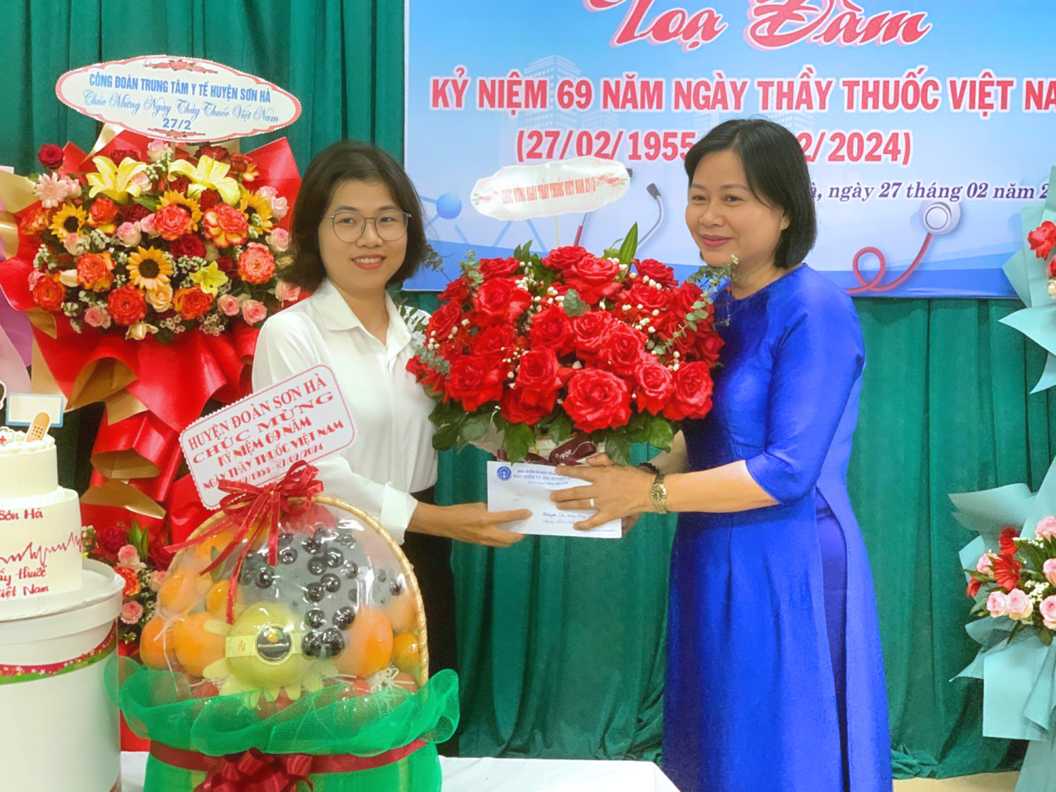 Đại diện BHXH Sơn Hà tặng quà