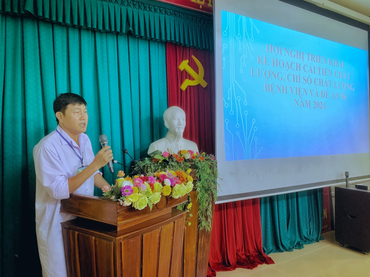 Bác sĩ Phạm Hữu Khánh - Phó giám đốc - Chủ tịch Công đoàn bệnh viện phát biểu tại Hội nghị